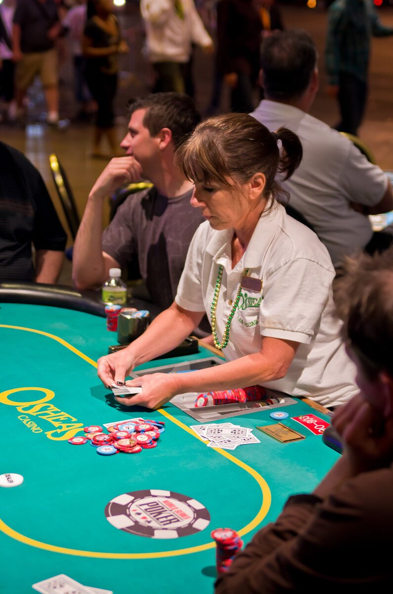 Pelaajat pokerin ympärillä, merellisen sataman kasinon pöydällä