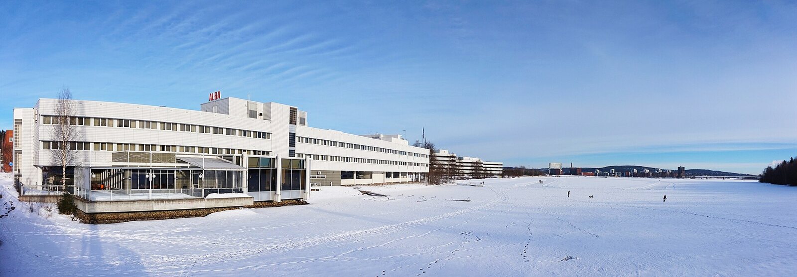 Satama Hotellin aula ja ulkotilat merellisessä ympäristössä