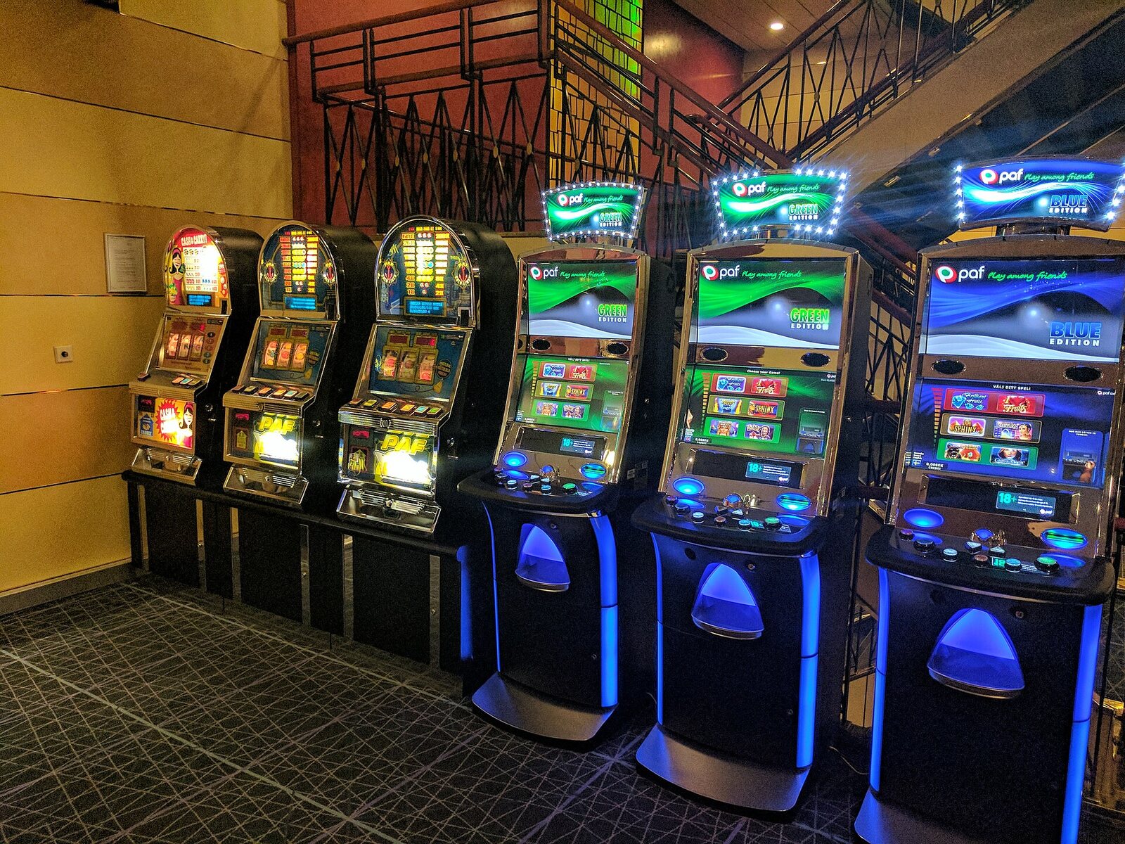 Satama Casinon baaritiskillä juomia ja tunnelmaa